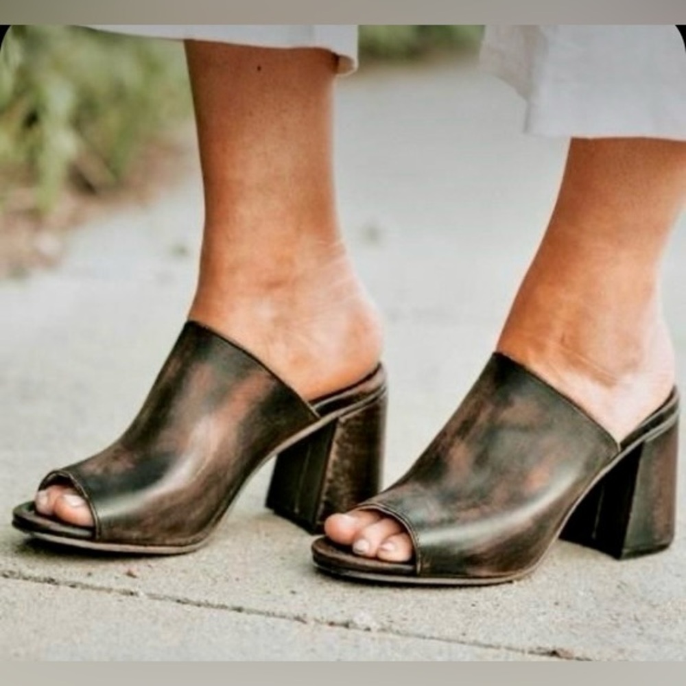 Freebird Trina Sandals. Black Distresses Block Heel Open-Toe Mules.